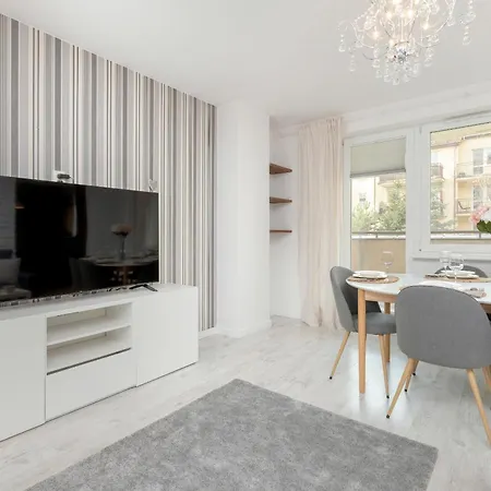 Spacious Family With 3 Bedrooms In By Renters * גדנסק