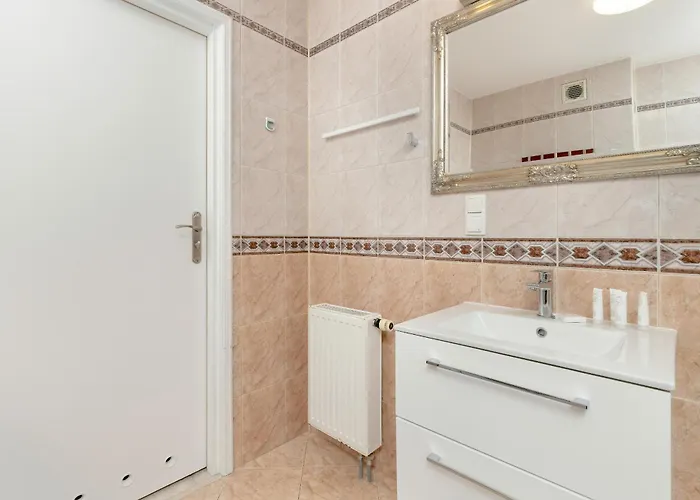 Spacious Family With 3 Bedrooms In By Renters شقة