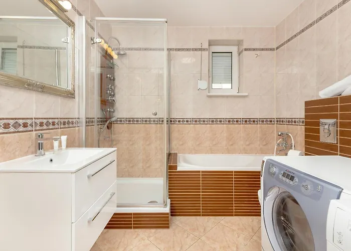 Spacious Family With 3 Bedrooms In By Renters Appartement