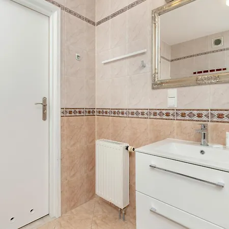 Spacious Family With 3 Bedrooms In By Renters Lägenhet