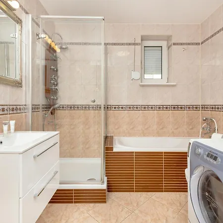 Spacious Family With 3 Bedrooms In By Renters Lägenhet